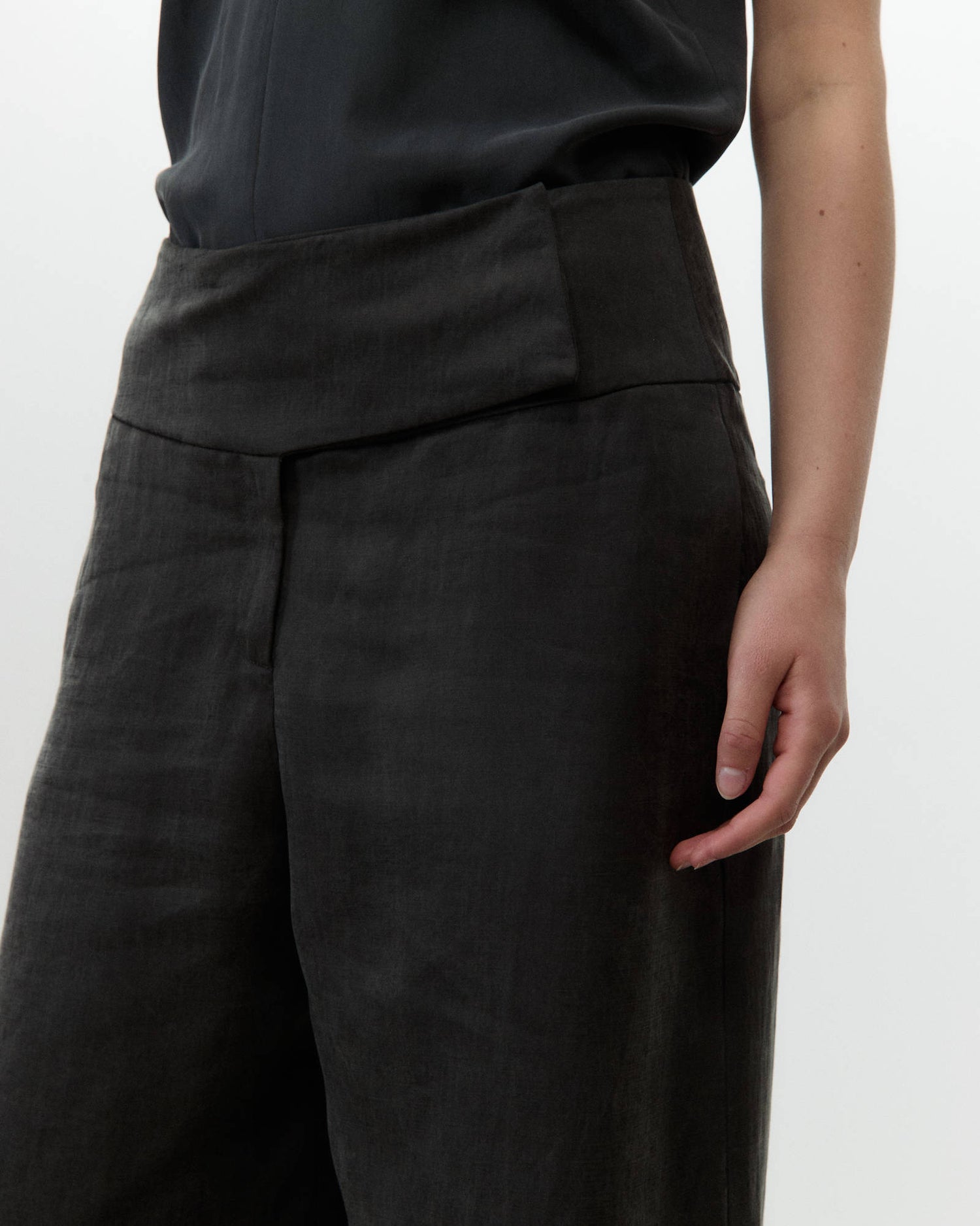 PANTALONE IN LINO CON BASCHINA