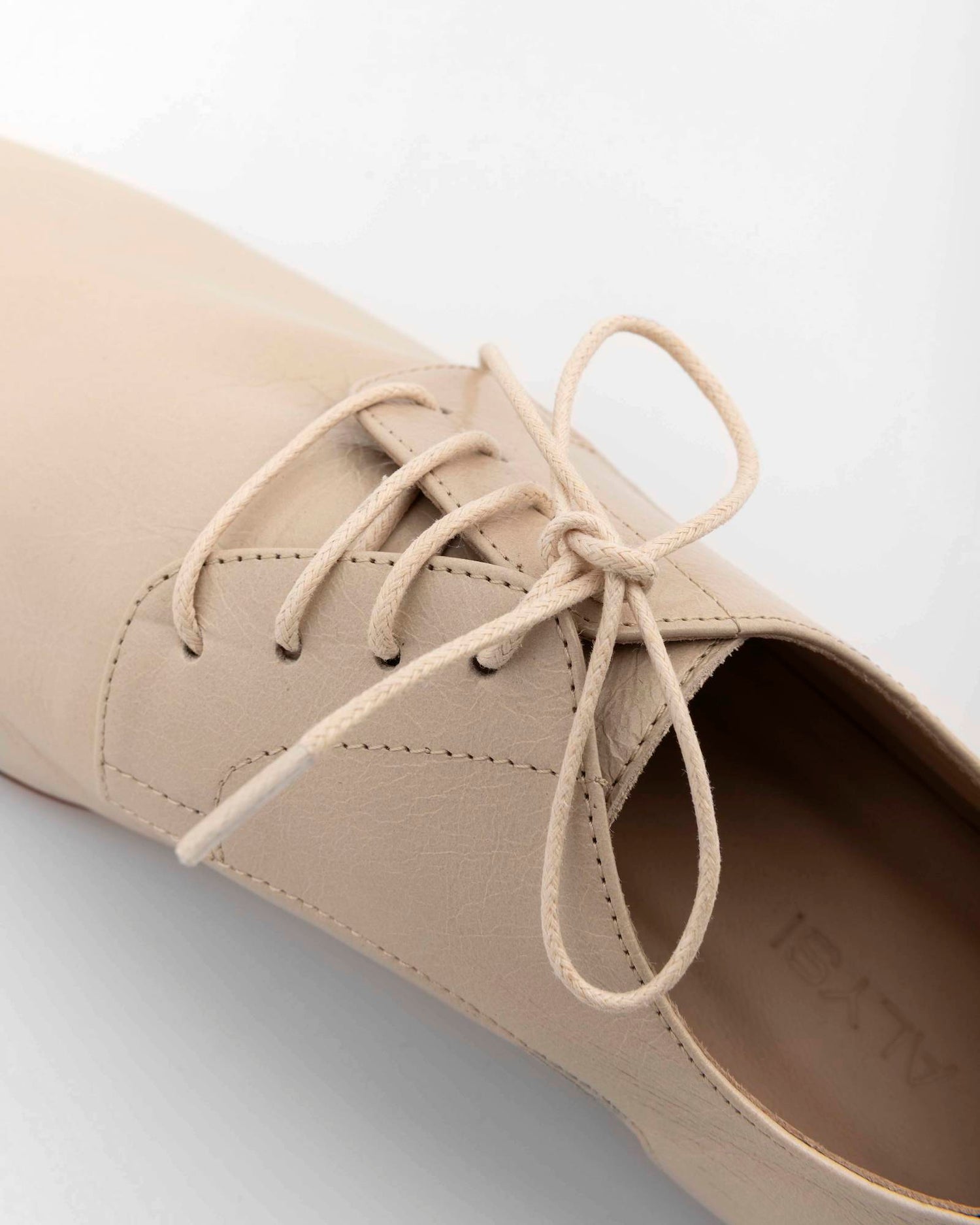 STRINGATA IN PELLE